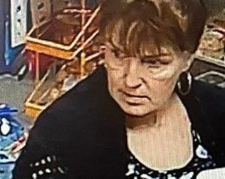 Нагла кражба! Полицията издирва жена задигнала забравено портмоне от магазин в Пловдив