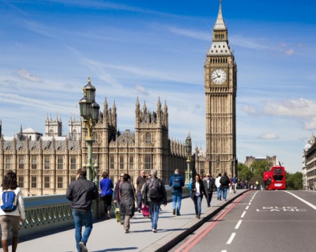 Великобритания е на ръба на политическата криза, поискаха оставката и на премиера Лиз Тръс