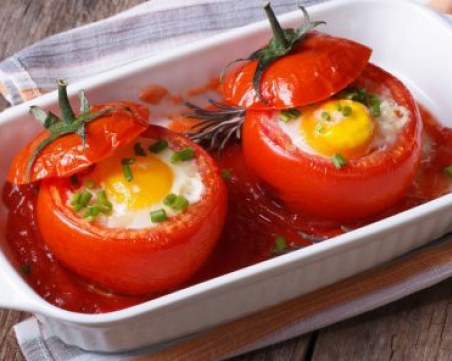 Лесно, бързо и вкусно! Пълнени домати със сирене и яйца