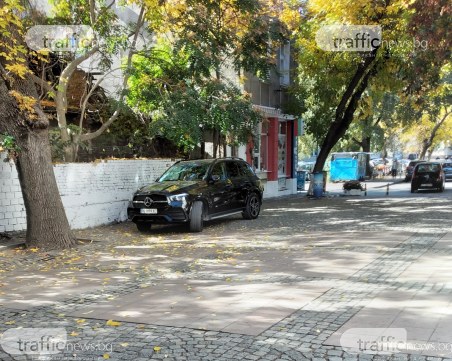 Наглец паркира всеки ден в пешеходна зона пред Хуманитарната гимназия