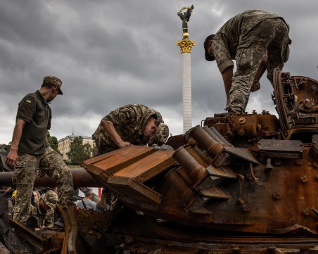 Ракетни удари са поразили десетки инфраструктурни обекти в Украйна днес