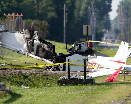 Самолет падна върху автокъща в Охайо