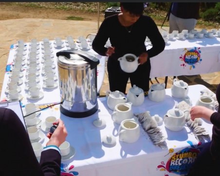 Жена приготви 249 чаши чай за един час и подобри рекорд