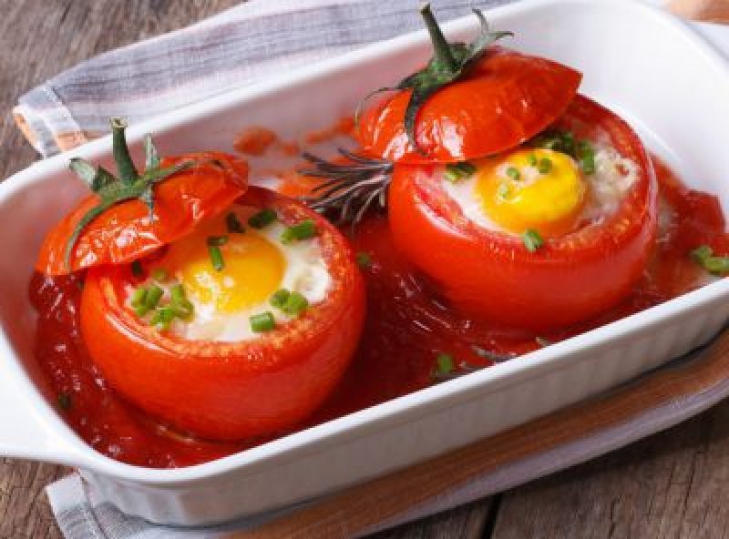Лесно, бързо и вкусно! Пълнени домати със сирене и яйца
