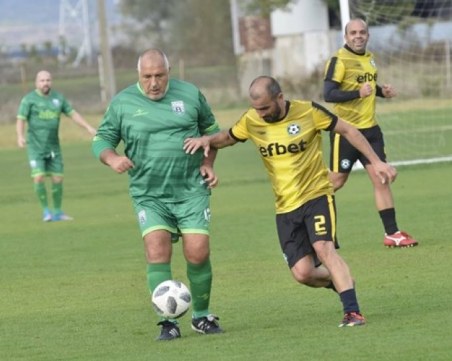 Бойко Борисов говори по телефона в пауза на мач на Витоша Бистрица