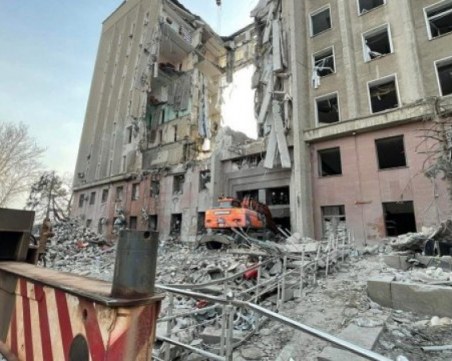 Евакуират жителите на Херсонска област към левия бряг на Днепър