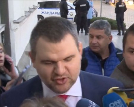 Пеевски: Ще видим дали политиците живеят в България, или на Марс