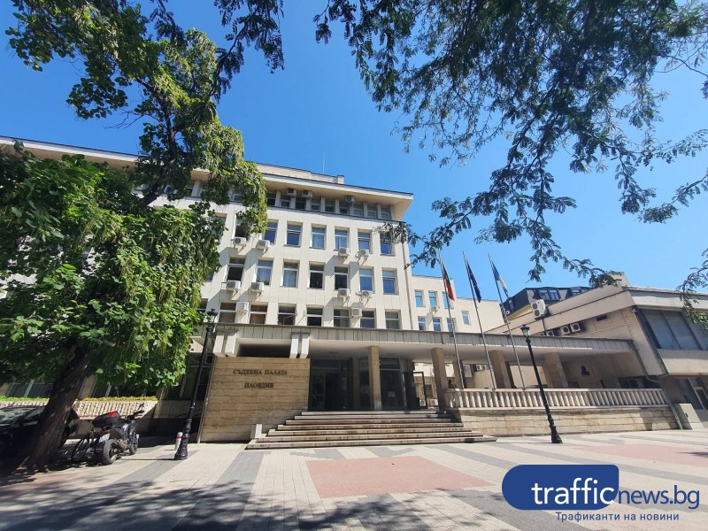 Съдии, адвокати и граждани заедно чистят и озеленяват около Съдебната палата в Пловдив