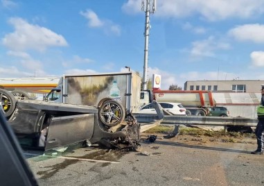 Кола се преобърна по таван на Околовръстния път в София съобщават