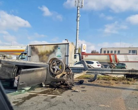 Автомобил прелетя през мантинелата и се преобърна в София