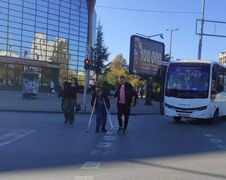 Добро дело в Пловдив! Шофьор на автобус помогна на трудноподвижна жена да пресече