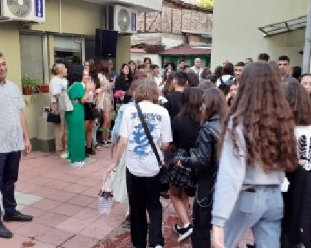 Tалантите от Сценични кадри дариха пари за възстановяването на гимназия в Карлово