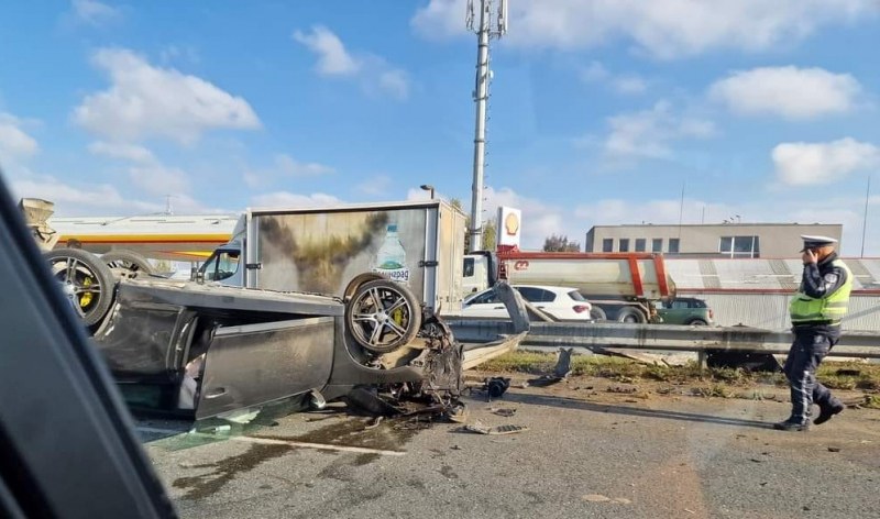 Кола се преобърна по таван на Околовръстния път в София, съобщават