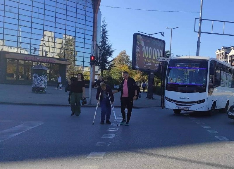 Добро дело в Пловдив! Шофьор на автобус помогна на трудноподвижна жена да пресече