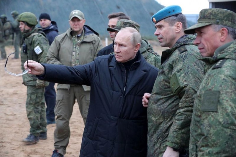 Путин провери лично част от мобилизираните и стреля със снайпер