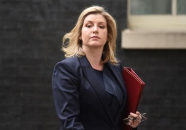 Британската министърка Пени Мордонт стана днес първият депутат от управляващата