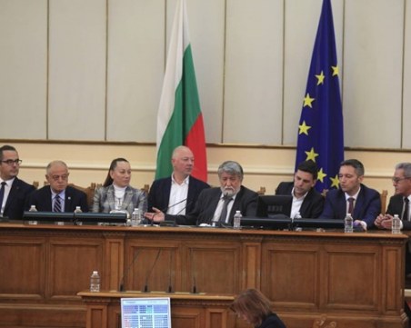 Депутатите гласуваха единодушно седем заместника на Рашидов