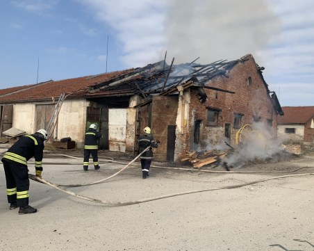 Пожар избухна в склад на 