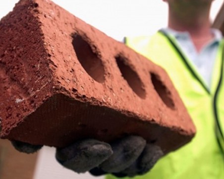 След скандал: Жена счупи ръката на друга в Пловдив с тухла