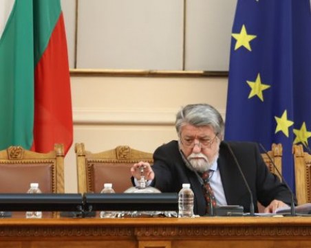 Вежди Рашидов – от пловдивската бохема  до звънеца на председател на Народното събрание