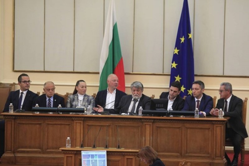 Депутатите гласуваха единодушно седем заместника на Рашидов