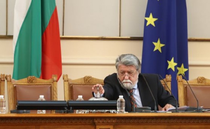Вежди Рашидов – от пловдивската бохема  до звънеца на председател на Народното събрание