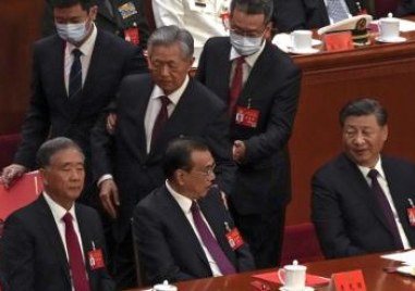 Предишният китайски президент Ху Цзинтао беше отстранен от подиума където