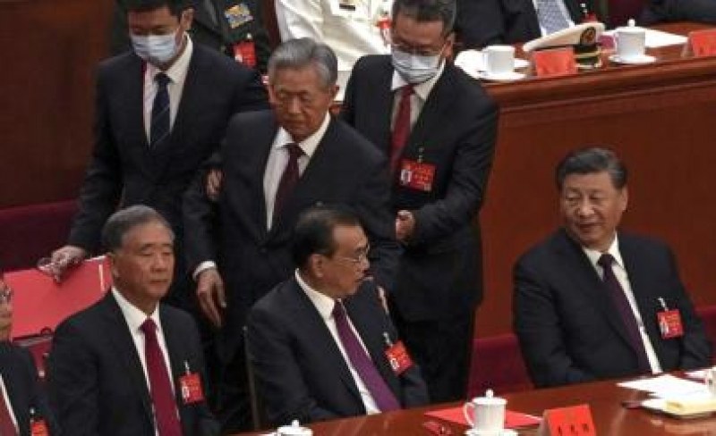 Предишният китайски президент Ху Цзинтао беше отстранен от подиума, където