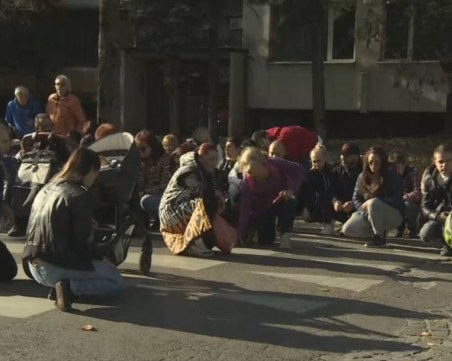 Близки на 19-годишната Виктория, пометена от камион в София, се събраха на протест