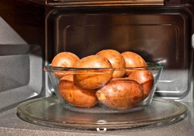 Продукти 4 картофа1 с л  маслосолчесън на прахПрочетете още Рецепта Картофите се измиват и се слагат