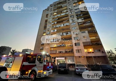 Голям пожар избухна в жилищен блок в Смирненски Огънят е