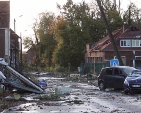 Мощна буря удари Франция, отнесе покриви на сгради и прекъсна тока