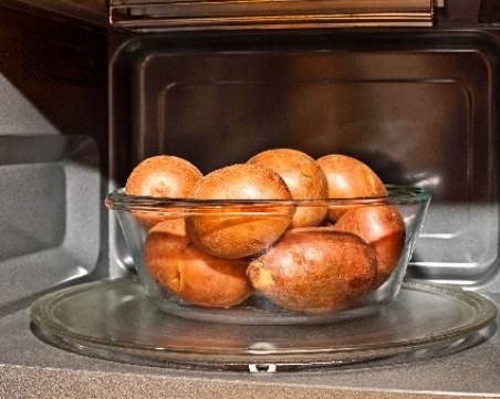 Печени картофи с масло и чесън на прах в микровълнова печка или фурна