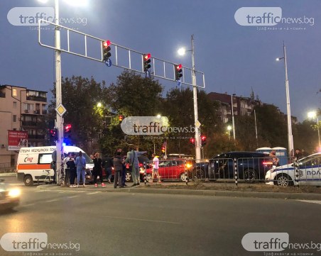 Три коли се блъснаха на Коматевския възел, на мястото има линейка