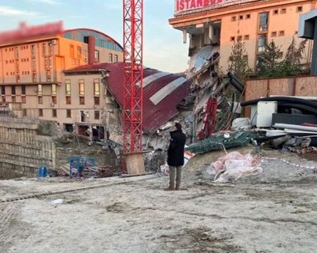 Университетска сграда се срути в Истанбул