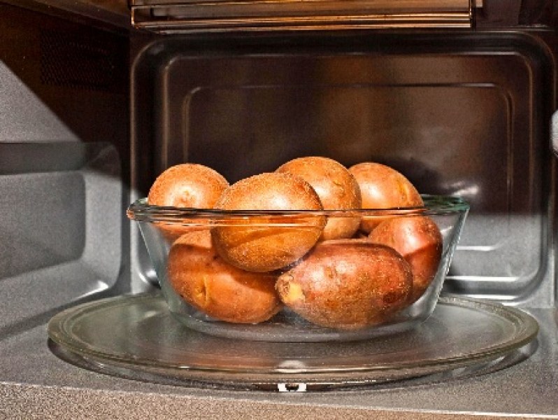Печени картофи с масло и чесън на прах в микровълнова печка или фурна
