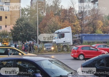 Камион и автомобил се удариха на бул България в посока хотел