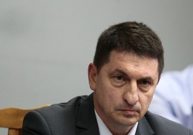 Депутатът от ГЕРБ Христо Терзийски внася в парламента питане към