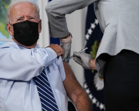 Джо Байдън ще си сложи нова бустерна доза срещу COVID-19