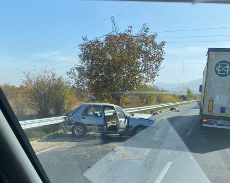 Катастрофа между кола и тир край Пловдив, движението е силно затруднено