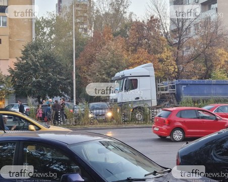 Камион удари кола и я влачи с метри в центъра на Пловдив