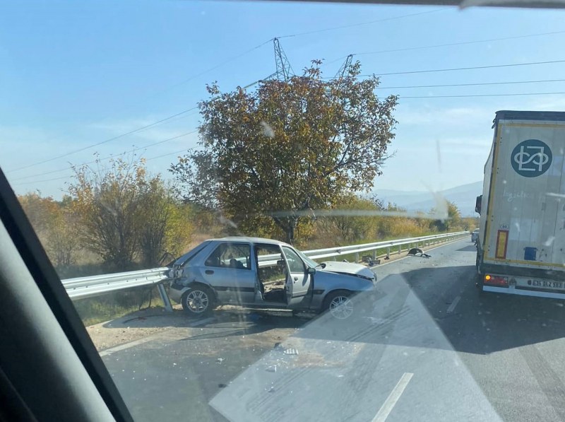 Катастрофа между кола и тир край Пловдив, движението е силно затруднено