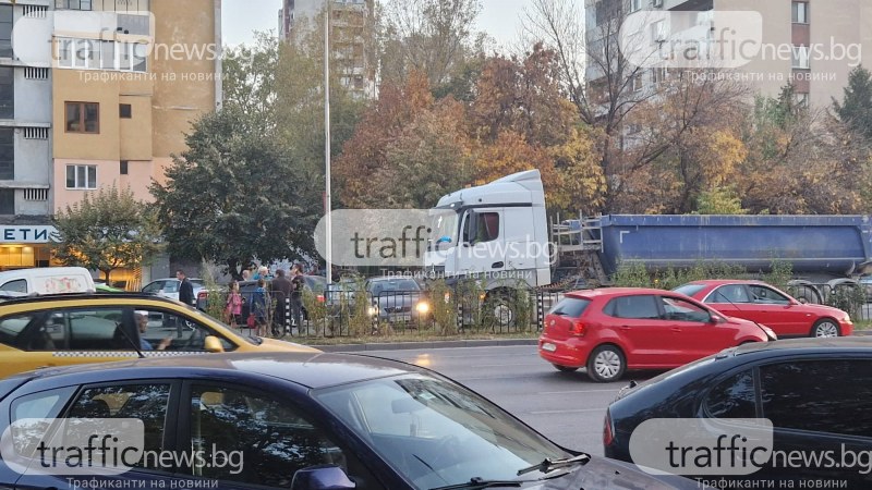 Камион удари кола и я влачи с метри в центъра на Пловдив