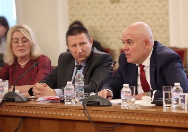 Главният прокурор Иван Гешев разговаря с парламентарната група на ГЕРБ СДС