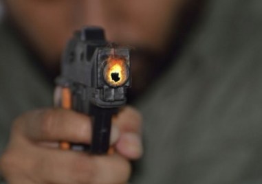 Трима тийнейджъри се позабавляваха с газовия пистолет на техен родител