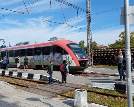 Ученици закъсняват за часове в Пловдив заради хаос с БДЖ