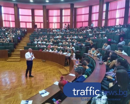 Експерт по киберсигурност към ученици от Пловдив: Бихте ли чакали рейса по бельо?