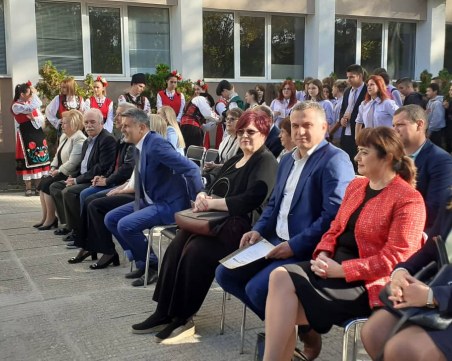 Иван Стоянов с трогателни думи в училището за деца с увреден слух