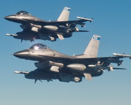 Кабинетът побърза да купи новите F-16, одобриха договора преди 