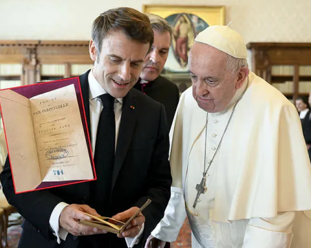 Макрон подарил на папата крадена книга